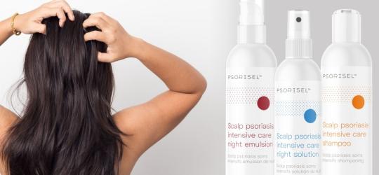 Kobieta przeczesuje dłońmi piękne, długie, kasztanowe włosy. Obok opakowania kosmetyków Psorisel.